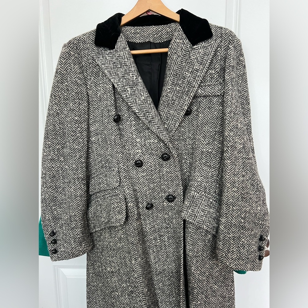 Vintage Herringbone Woman’s Long Coat. Calf length. Size Medium. Great condition